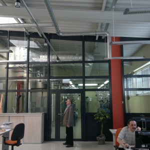 Okna aluminiowe w budynku biurowym