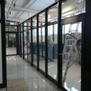 Okna aluminiowe w budynku biurowym