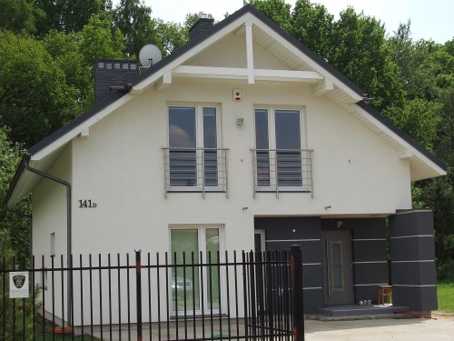 Dom jednorodzinny , stolarka okienna PVC CT70 CAVA , kolor Biały , drzwi aluminiowe YAWAL