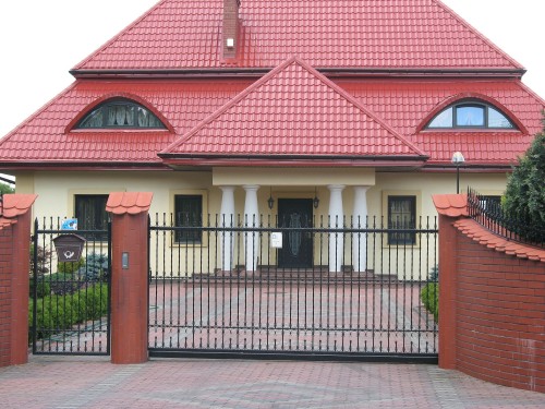 Dom jednorodzinny , stolarka okienna PVC CT70 Rondo , kolor Brąz dekoracyjny , drzwi PVC SCHÜCO, rolety aluminiowe