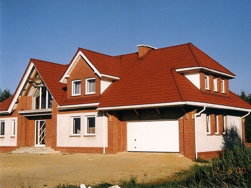 Dom jednorodzinny , stolarka okienna PVC CT70 , kolor biały , drzwi PVC SCHÜCO , brama Krispol