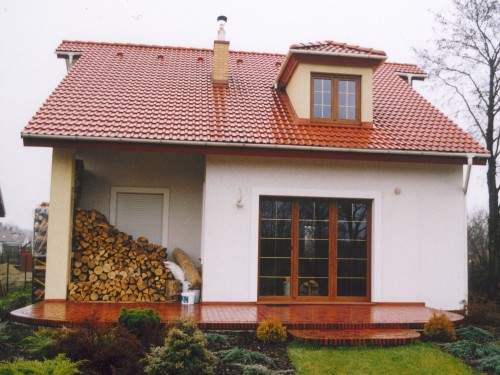 Dom jednorodzinny , stolarka okienna PVC CT70 Rondo , kolor Złoty dąb , szprosy międzyszybowe