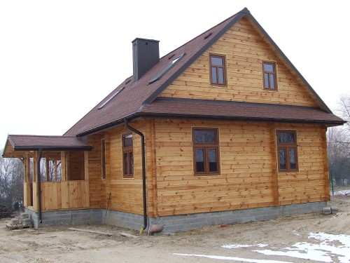 Dom jednorodzinny drewniany, stolarka okienna PVC CT70 CAVA, kolor Orzech