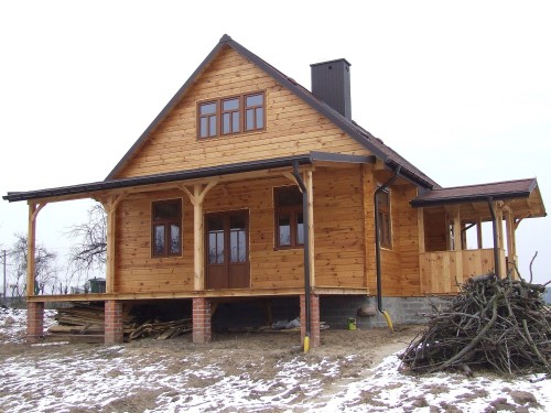Dom jednorodzinny drewniany, stolarka okienna PVC CT70 CAVA, kolor Orzech