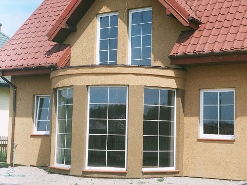 Dom jednorodzinny , stolarka okienna PVC CT70 Rondo , kolor biały , szprosy międzyszybowe
