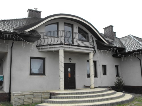 Dom jednorodzinny, stolarka PVC CT70 CAVA, kolor Dąb brązowy, drzwi stalowe