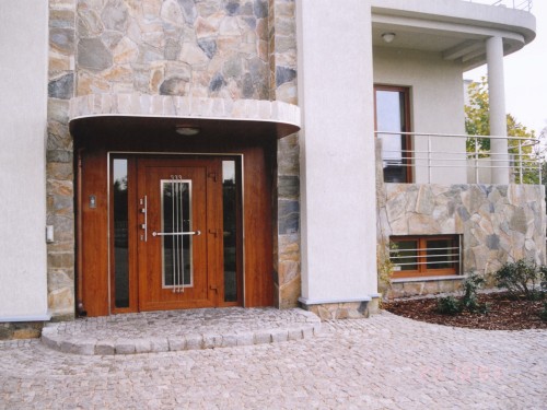 Dom jednorodzinny, stolarka PVC CT70 Classic, kolor Złoty dąb, drzwi wejściowe PVC Schuco