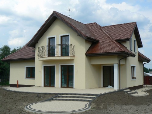 Dom jednorodzinny, stolarka okienna PVC CT70 CAVA, kolor Orzech, szprosy międzyszybowe