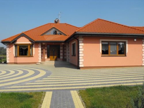 Dom jednorodzinny, okna PVC CT70 Rondo, kolor złoty dąb, drzwi wejściowe PVC SCHÜCO z wypełnieniem Adeco