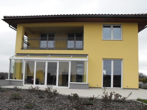 Dom jednorodzinny, stolarka PVC CT70 CAVA, kolor biały, oranżeria aluminiowa na profilach fasadowych FA50