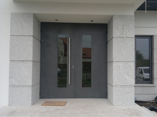 Drzwi wejściowe aluminiowe dwuskrzydłowe, profil YAWAL TM77, wypełnienie nakładkowe, kolor strukturalny