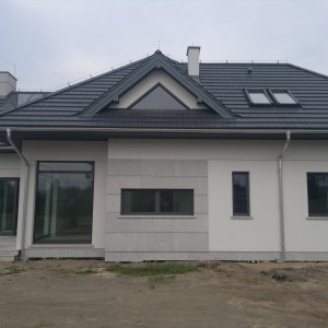 Dom jednorodzinny, stolarka aluminiowa YAWAL TM77HI+DP150, kolor strukturalny