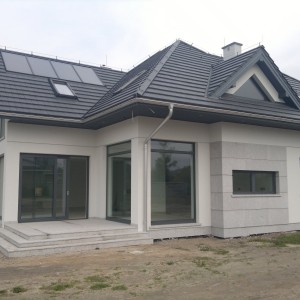 Dom jednorodzinny, stolarka aluminiowa YAWAL TM77HI+DP150, kolor strukturalny