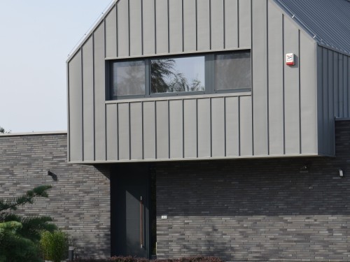 Dom jednorodzinny, stolarka aluminiowa YAWAL TM77HI, kolor strukturalny RAL7016, drzwi wejściowe aluminium nakładka YAWAL