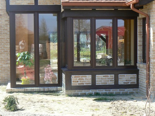 Dom jednorodzinny, stolarka PVC CT70 Rondo, kolor Mahoń