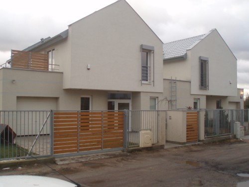 Dom jednorodzinny, stolarka PVC CT70, kolor biały, drzwi wejściowe SCHÜCO, brama garażowa Krispol