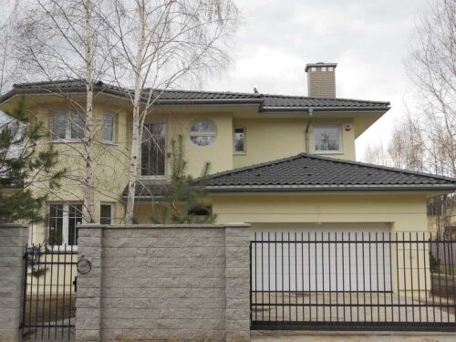 Duży dom jednorodzinny, stolarka PVC CT70 CAVA, kolor biały, szprosy międzyszybowe