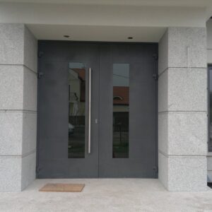 Drzwi wejściowe aluminiowe dwuskrzydłowe, profil YAWAL TM77, wypełnienie nakładkowe, kolor strukturalny