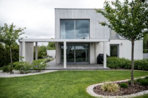 Okna PCV czy aluminiowe – które wybrać do domu?