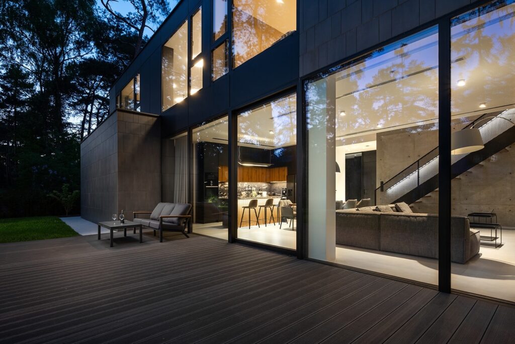 duże możliwości funkcjonalne w przypadku okien przesuwnych