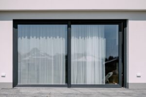 Okna z profilami siedmiokomorowymi – czy warto dopłacić za dodatkowe komory?