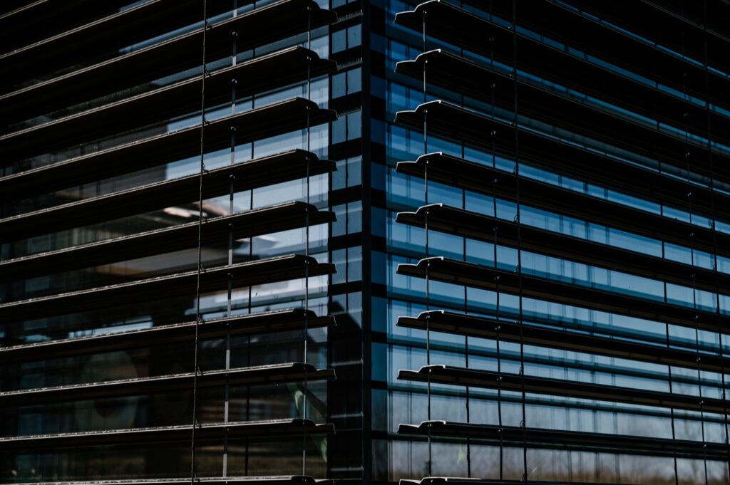 rolety i żaluzje - jak zaplanować nad słońcem w wielkim formacie