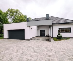 Brama segmentowa w nowoczesnym domu – dlaczego to najlepszy wybór i jak dopasować ją do elewacji?
